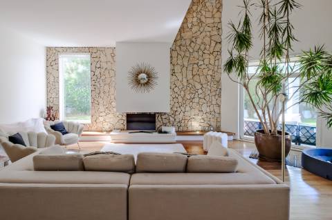 Moradia T4, com garagem, piscina e jardim, em Cascais.
