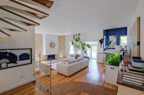 Moradia T4, com garagem, piscina e jardim, em Cascais.
