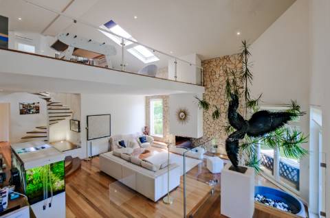 Moradia T4, com garagem, piscina e jardim, em Cascais.
