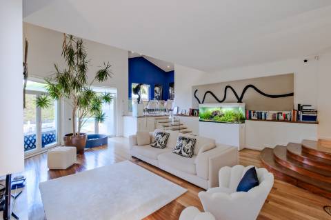 Moradia T4, com garagem, piscina e jardim, em Cascais.
