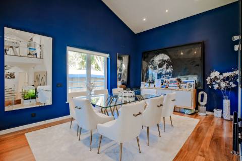 Moradia T4, com garagem, piscina e jardim, em Cascais.
