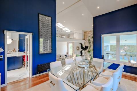 Moradia T4, com garagem, piscina e jardim, em Cascais.
