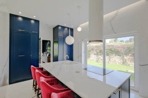 Moradia T4, com garagem, piscina e jardim, em Cascais.
