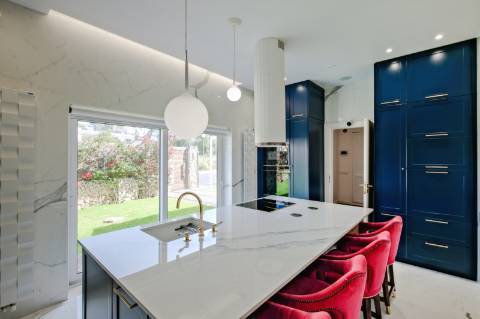 Moradia T4, com garagem, piscina e jardim, em Cascais.
