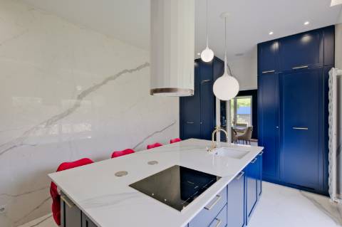 Moradia T4, com garagem, piscina e jardim, em Cascais.
