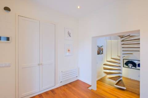 Moradia T4, com garagem, piscina e jardim, em Cascais.
