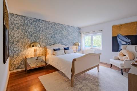 Moradia T4, com garagem, piscina e jardim, em Cascais.
