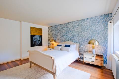 Moradia T4, com garagem, piscina e jardim, em Cascais.
