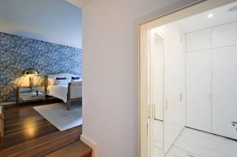 Moradia T4, com garagem, piscina e jardim, em Cascais.
