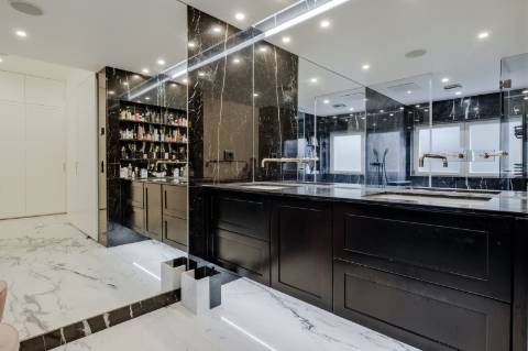 Moradia T4, com garagem, piscina e jardim, em Cascais.
