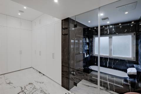 Moradia T4, com garagem, piscina e jardim, em Cascais.
