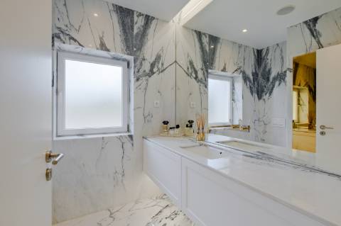 Moradia T4, com garagem, piscina e jardim, em Cascais.
