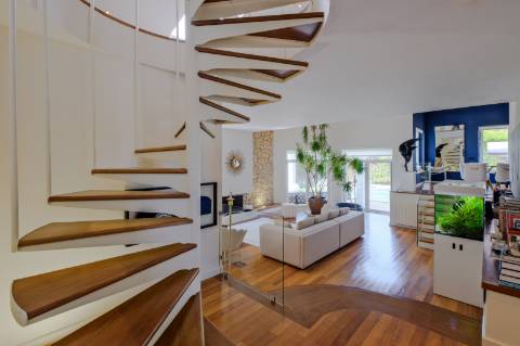 Moradia T4, com garagem, piscina e jardim, em Cascais.
