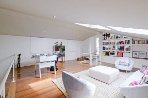 Moradia T4, com garagem, piscina e jardim, em Cascais.
