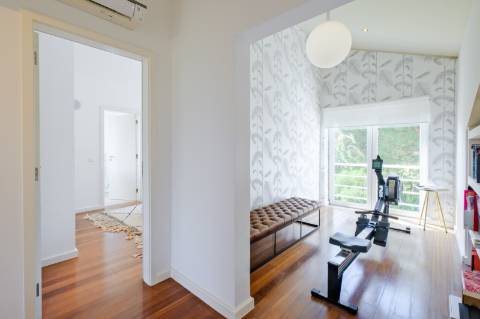 Moradia T4, com garagem, piscina e jardim, em Cascais.
