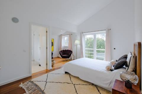 Moradia T4, com garagem, piscina e jardim, em Cascais.
