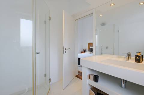 Moradia T4, com garagem, piscina e jardim, em Cascais.
