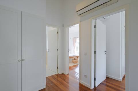 Moradia T4, com garagem, piscina e jardim, em Cascais.
