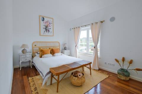 Moradia T4, com garagem, piscina e jardim, em Cascais.
