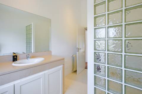 Moradia T4, com garagem, piscina e jardim, em Cascais.
