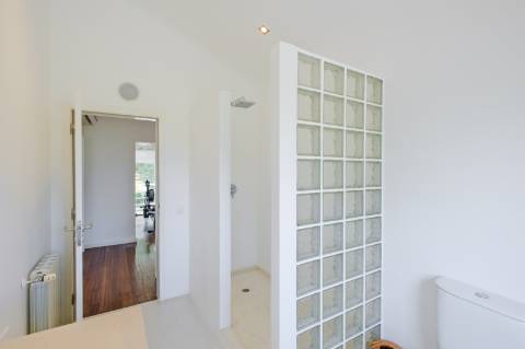 Moradia T4, com garagem, piscina e jardim, em Cascais.
