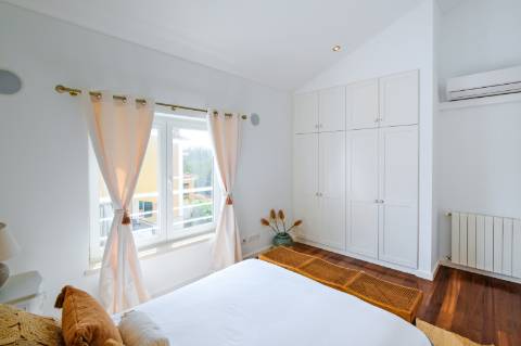 Moradia T4, com garagem, piscina e jardim, em Cascais.
