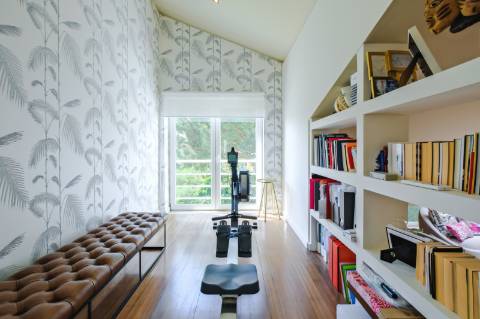 Moradia T4, com garagem, piscina e jardim, em Cascais.
