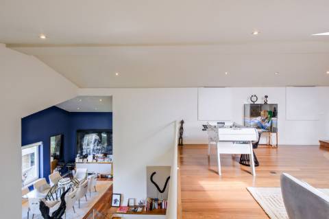 Moradia T4, com garagem, piscina e jardim, em Cascais.
