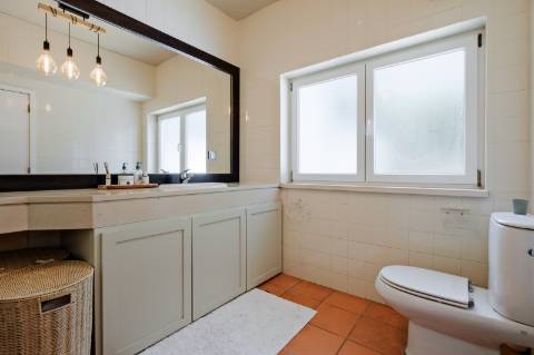 Moradia T4, com garagem, piscina e jardim, em Cascais.
