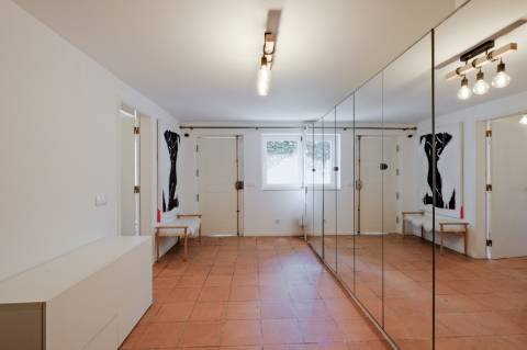 Moradia T4, com garagem, piscina e jardim, em Cascais.
