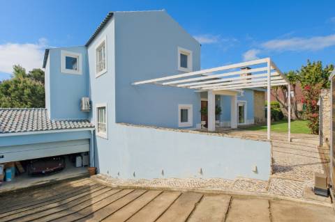 Moradia T4, com garagem, piscina e jardim, em Cascais.
