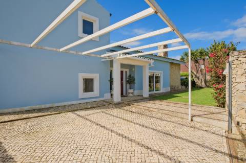 Moradia T4, com garagem, piscina e jardim, em Cascais.
