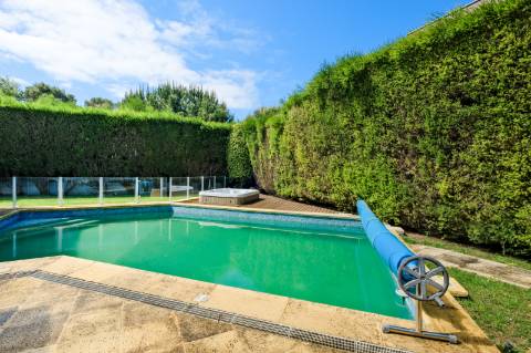 Moradia T4, com garagem, piscina e jardim, em Cascais.
