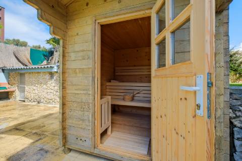 Moradia T4, com garagem, piscina e jardim, em Cascais.
