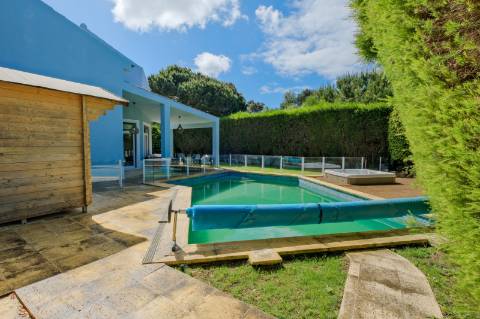 Moradia T4, com garagem, piscina e jardim, em Cascais.
