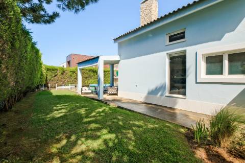 Moradia T4, com garagem, piscina e jardim, em Cascais.
