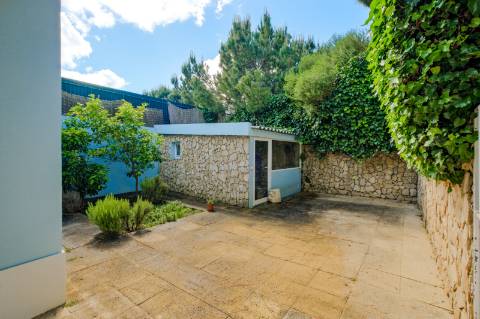 Moradia T4, com garagem, piscina e jardim, em Cascais.
