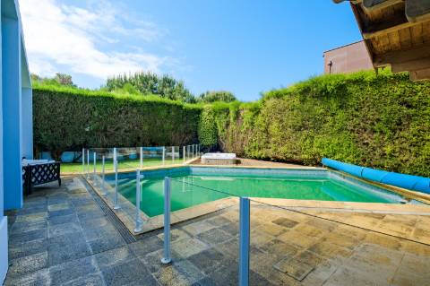 Moradia T4, com garagem, piscina e jardim, em Cascais.
