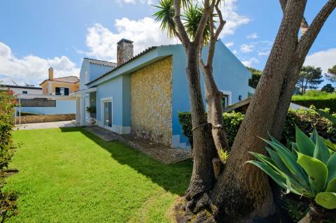 Moradia T4, com garagem, piscina e jardim, em Cascais.

