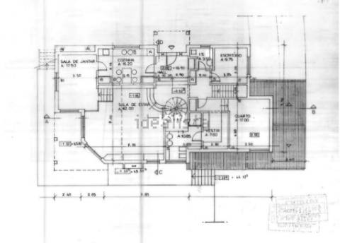 Moradia T4, com garagem, piscina e jardim, em Cascais.
