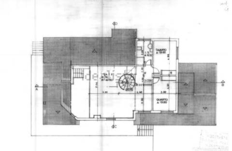 Moradia T4, com garagem, piscina e jardim, em Cascais.
