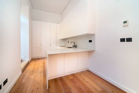 Loft T3 com pé direito duplo e 2 lugares de garagem totalmente recuperado!