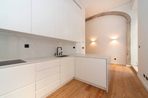 Loft T3 com pé direito duplo e 2 lugares de garagem totalmente recuperado!