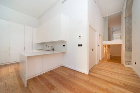 Loft T3 com pé direito duplo e 2 lugares de garagem totalmente recuperado!