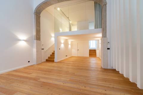 Loft T3 com pé direito duplo e 2 lugares de garagem totalmente recuperado!