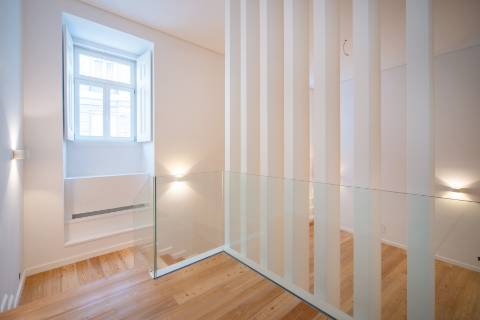 Loft T3 com pé direito duplo e 2 lugares de garagem totalmente recuperado!