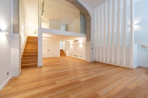 Loft T3 com pé direito duplo e 2 lugares de garagem totalmente recuperado!