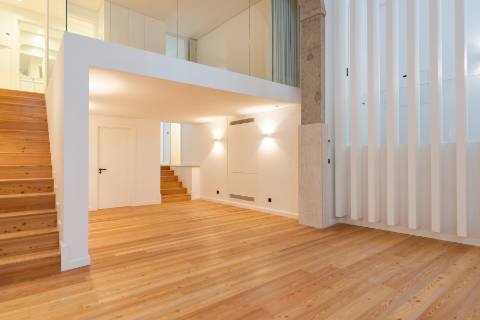 Loft T3 com pé direito duplo e 2 lugares de garagem totalmente recuperado!