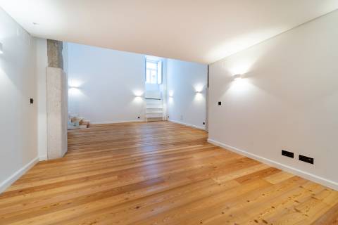 Loft T3 com pé direito duplo e 2 lugares de garagem totalmente recuperado!