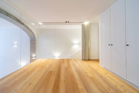 Loft T3 com pé direito duplo e 2 lugares de garagem totalmente recuperado!